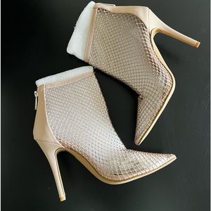 NEW IN BOX CHARLES BY CHARLES DAVID PURSUE BLUSH MESH CRYSTAL BOOTIES SIZE 9.5